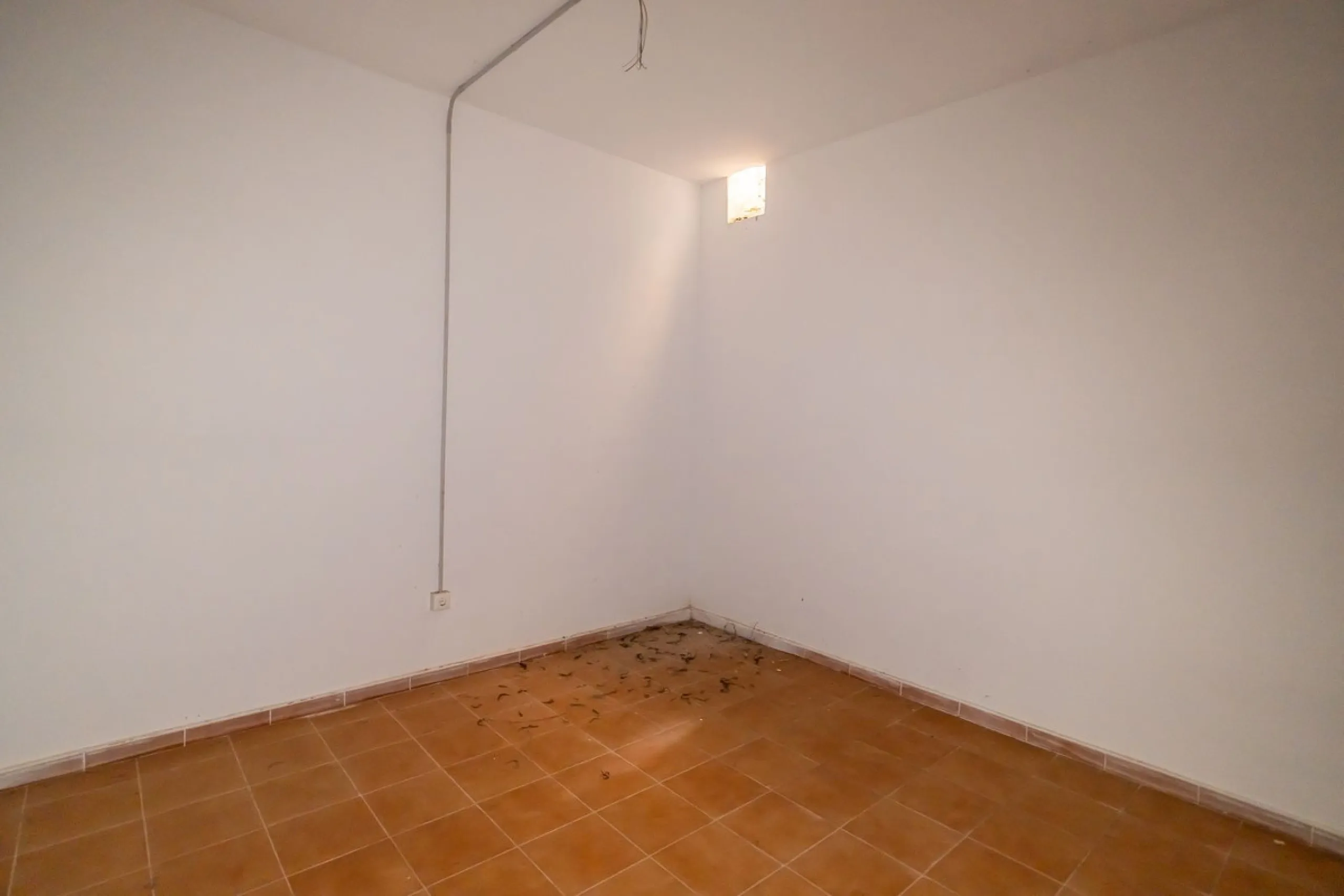 Townhouse for sale to renovate in Calahonda, close to the beach.