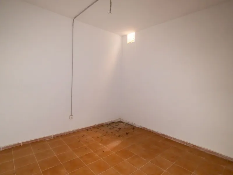 Townhouse for sale to renovate in Calahonda, close to the beach.