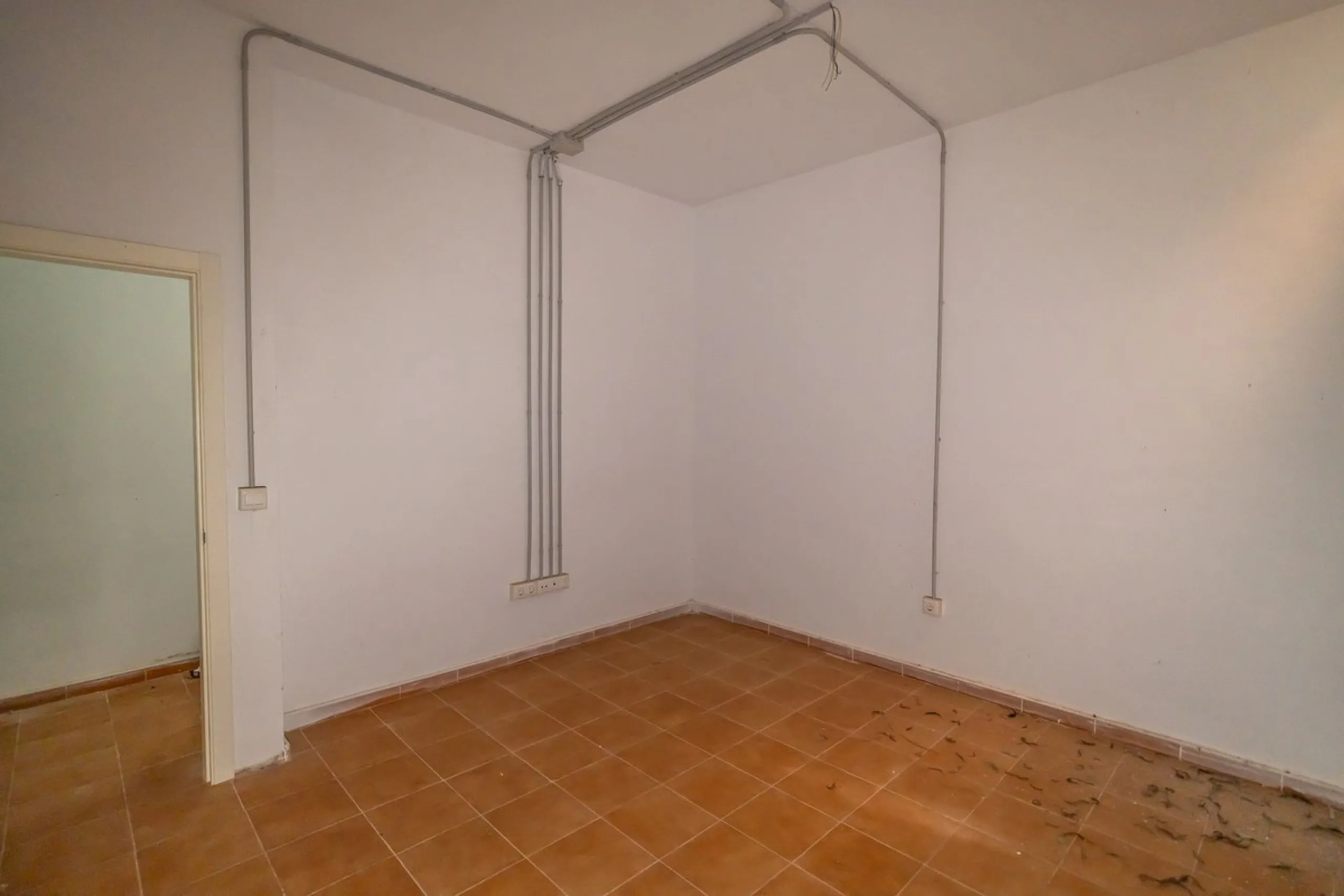 Townhouse for sale to renovate in Calahonda, close to the beach.