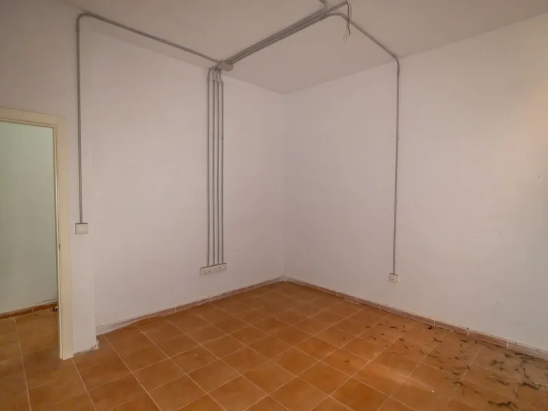 Townhouse for sale to renovate in Calahonda, close to the beach.
