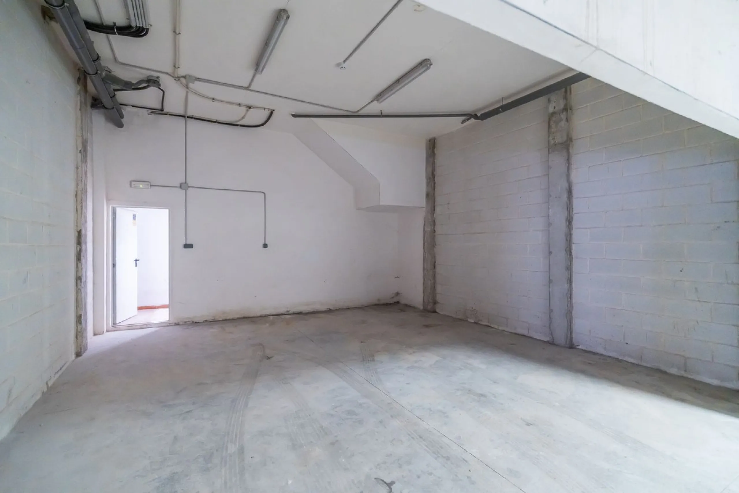 Townhouse for sale to renovate in Calahonda, close to the beach.