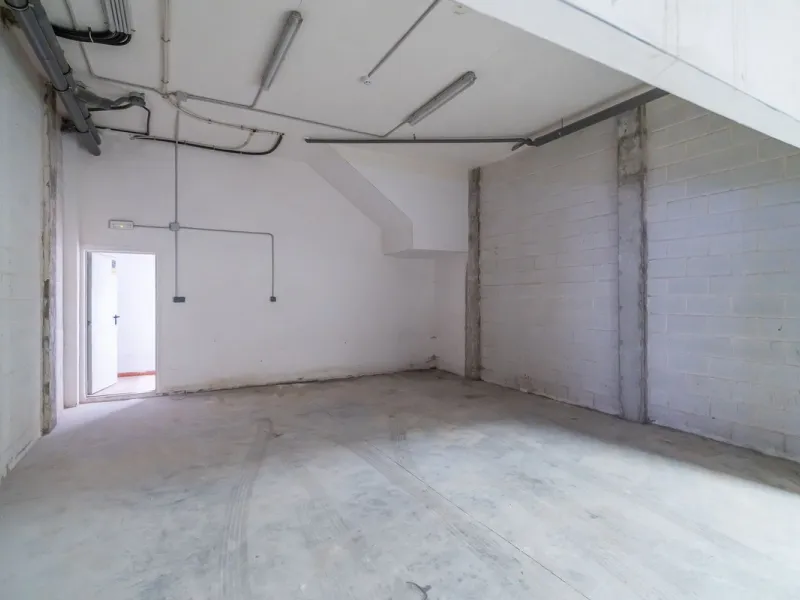 Townhouse for sale to renovate in Calahonda, close to the beach.