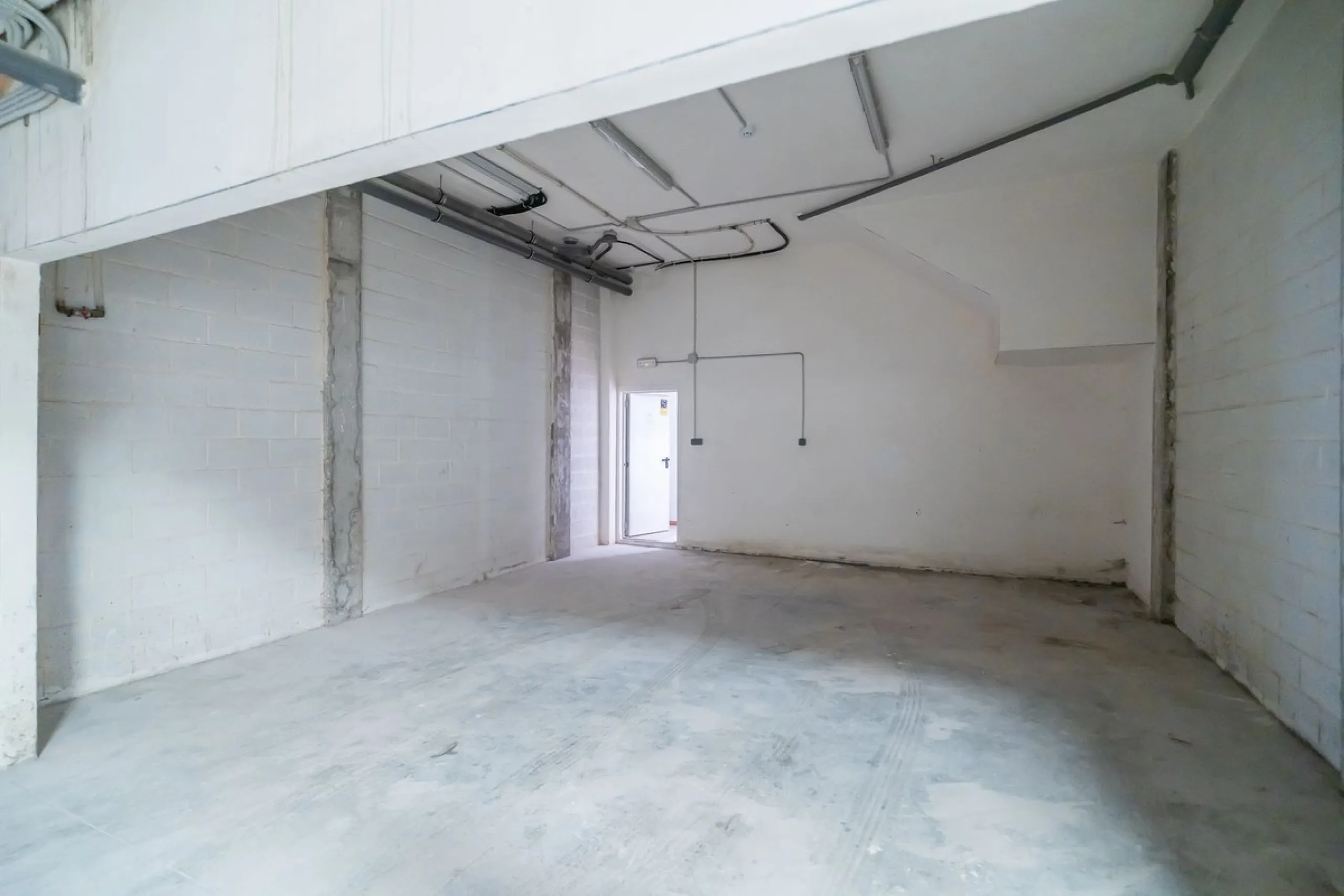 Townhouse for sale to renovate in Calahonda, close to the beach.