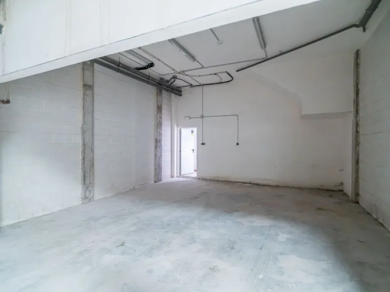 Townhouse for sale to renovate in Calahonda, close to the beach.