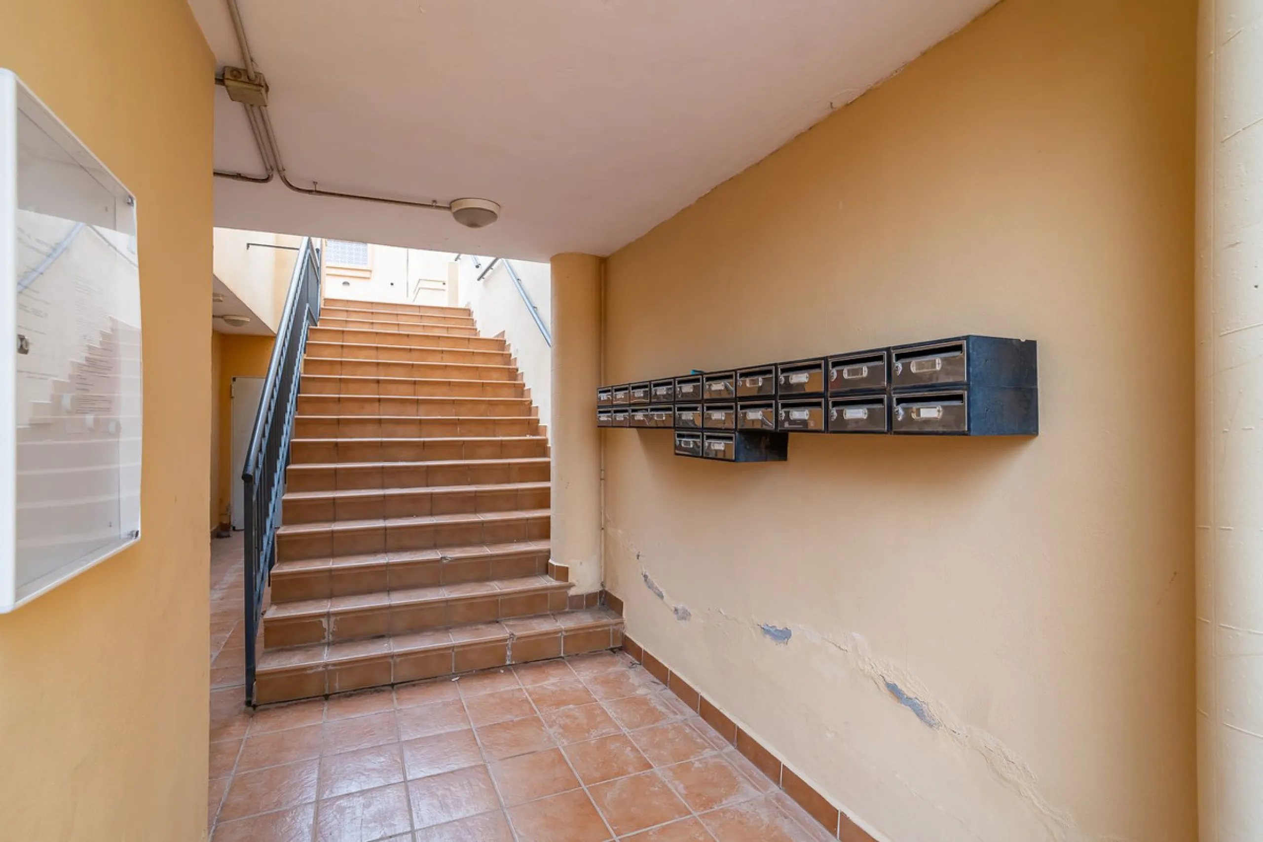 Townhouse for sale to renovate in Calahonda, close to the beach.