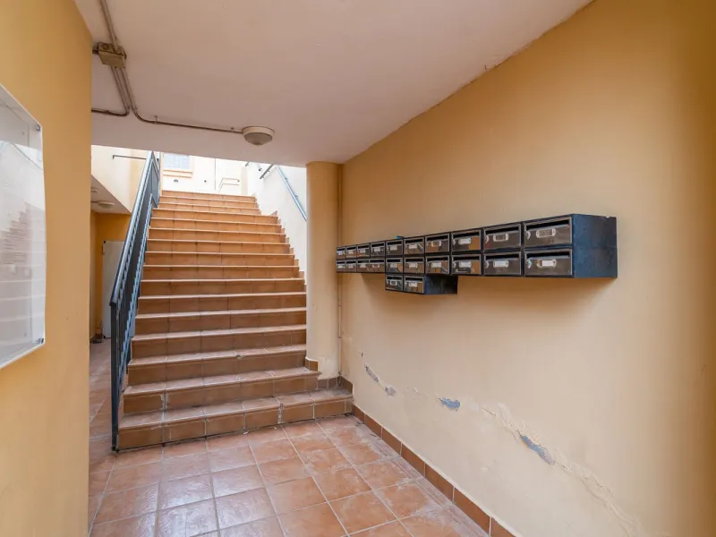 Townhouse for sale to renovate in Calahonda, close to the beach.