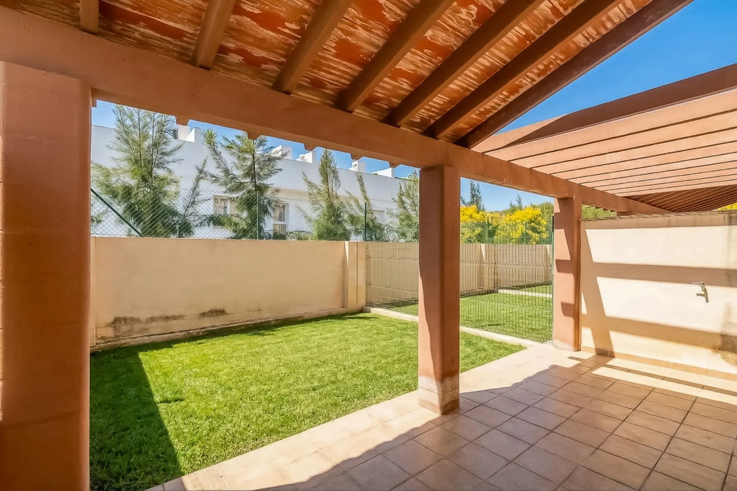 Townhouse for sale to renovate in Calahonda, close to the beach.