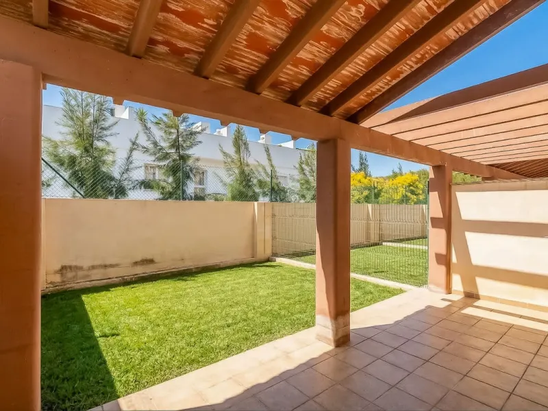 Townhouse for sale to renovate in Calahonda, close to the beach.