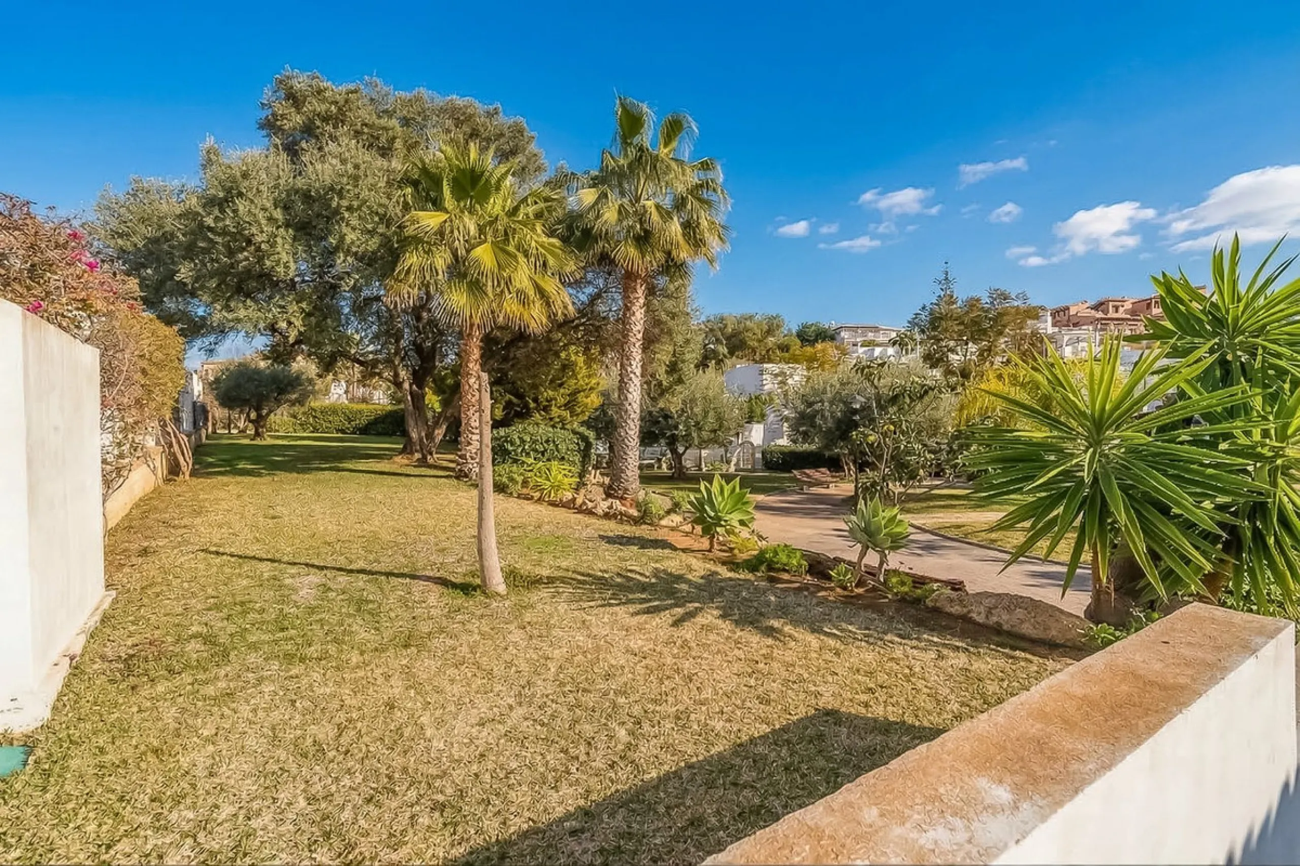 Townhouse for sale to renovate in Calahonda, close to the beach.