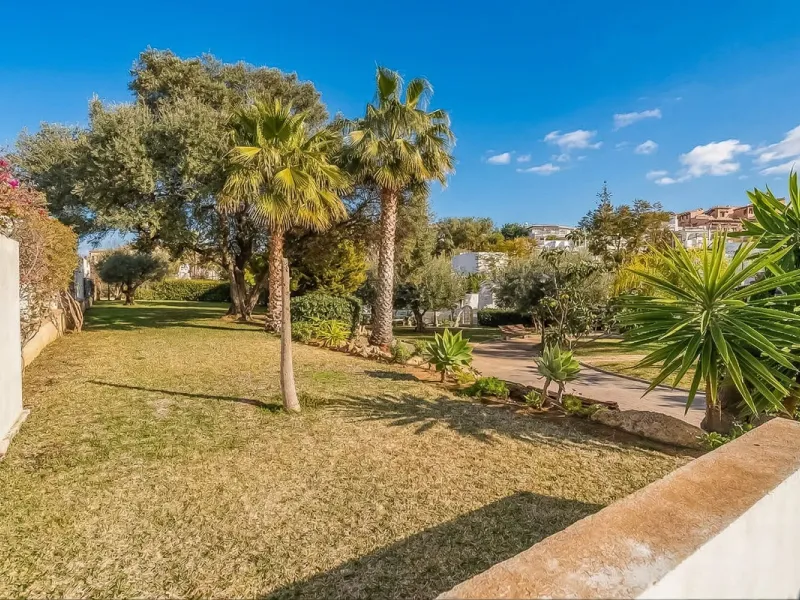 Townhouse for sale to renovate in Calahonda, close to the beach.