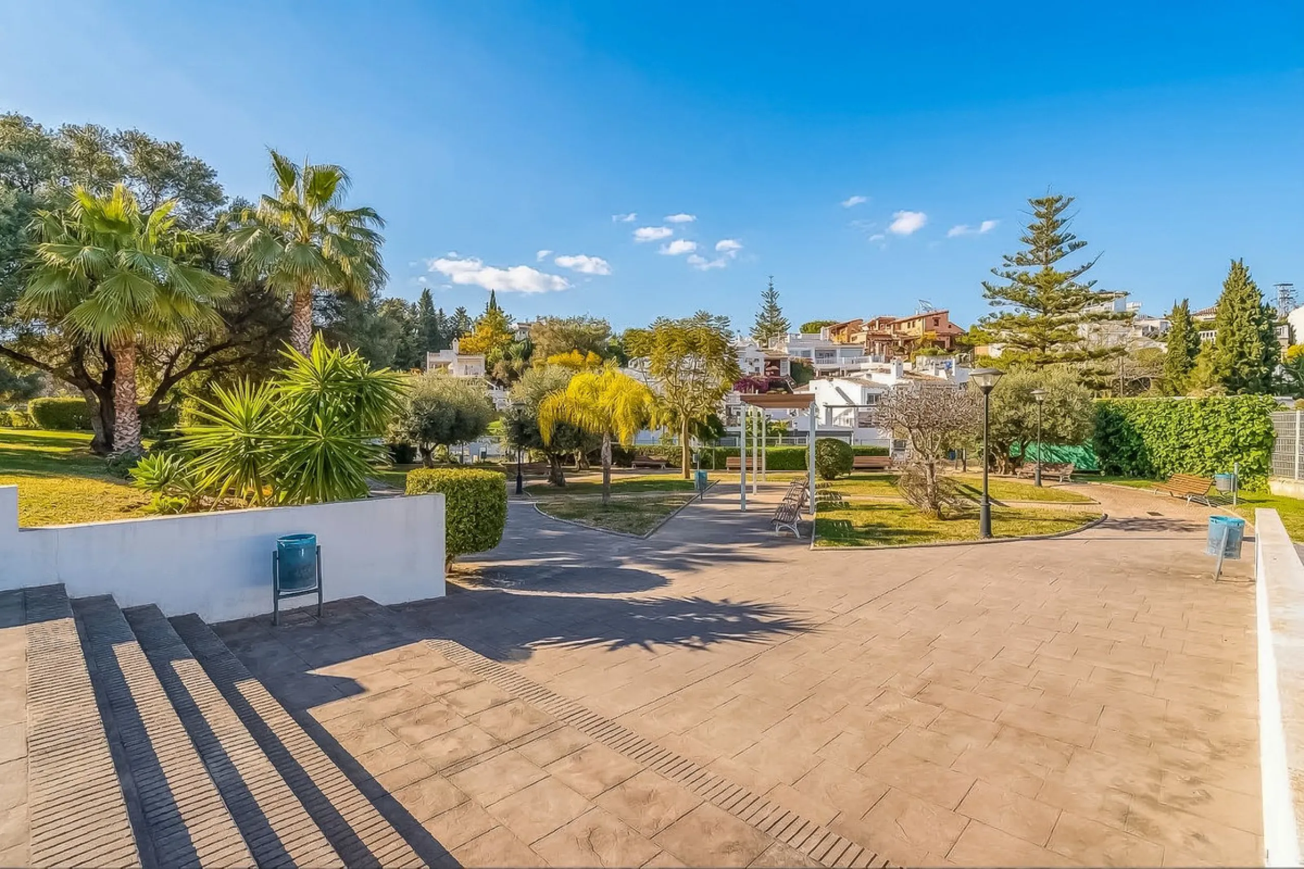 Townhouse for sale to renovate in Calahonda, close to the beach.