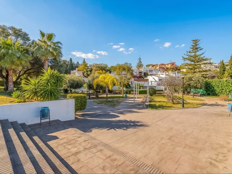 Townhouse for sale to renovate in Calahonda, close to the beach.