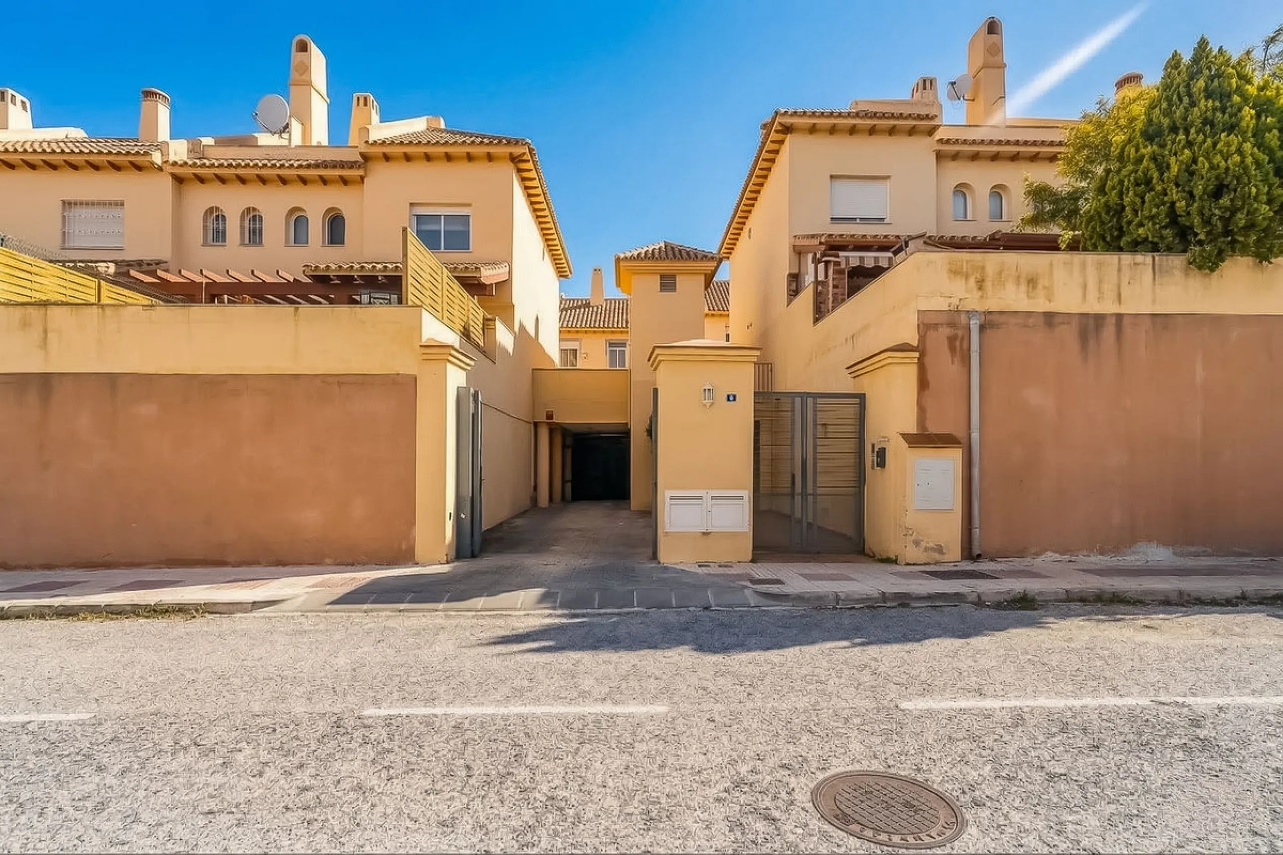 Townhouse for sale to renovate in Calahonda, close to the beach.