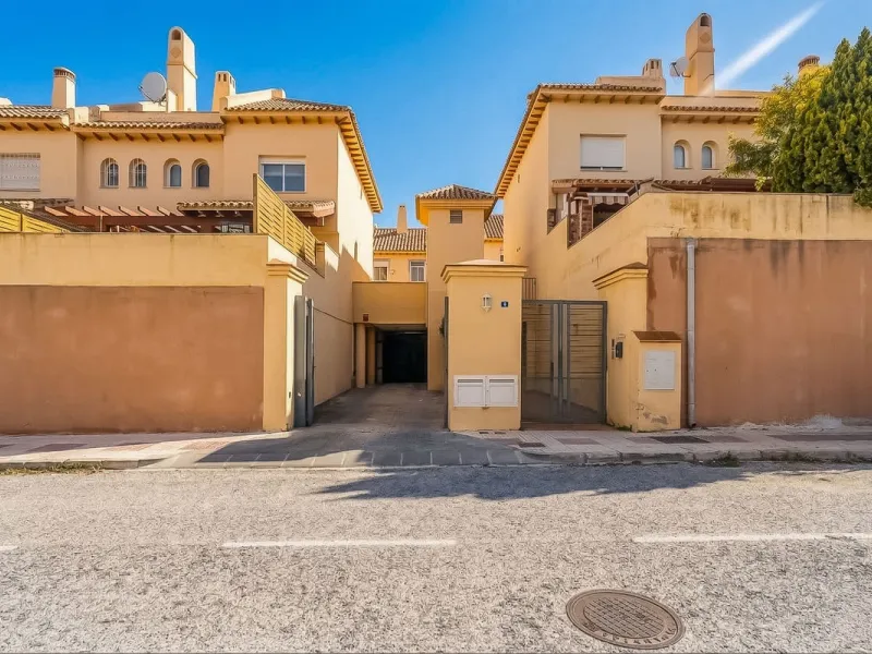 Townhouse for sale to renovate in Calahonda, close to the beach.