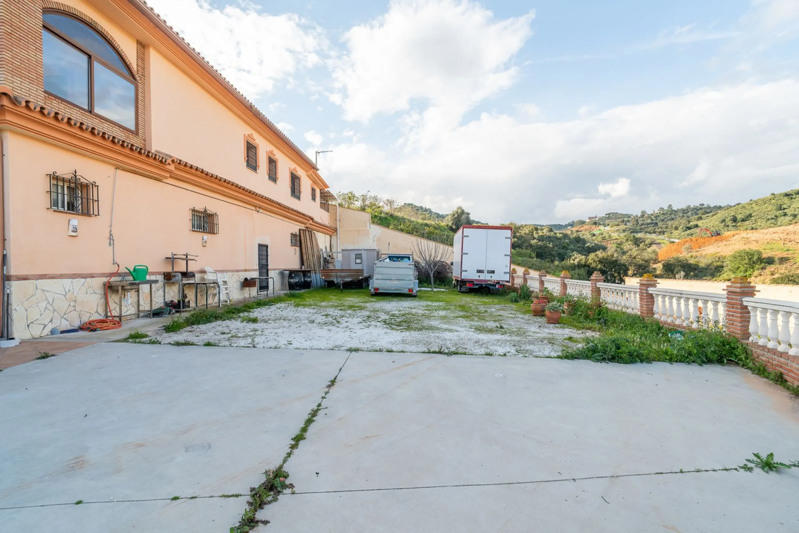 For sale: a property located in Río de las Pasadas – DS Atalaya, Mijas (Málaga) with an approximate plot size of 4,500 m², ideal for residential use, agricultural activity, or a rural project.