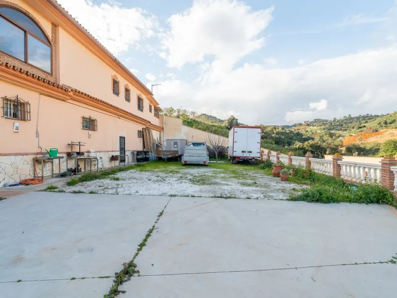 For sale: a property located in Río de las Pasadas – DS Atalaya, Mijas (Málaga) with an approximate plot size of 4,500 m², ideal for residential use, agricultural activity, or a rural project.