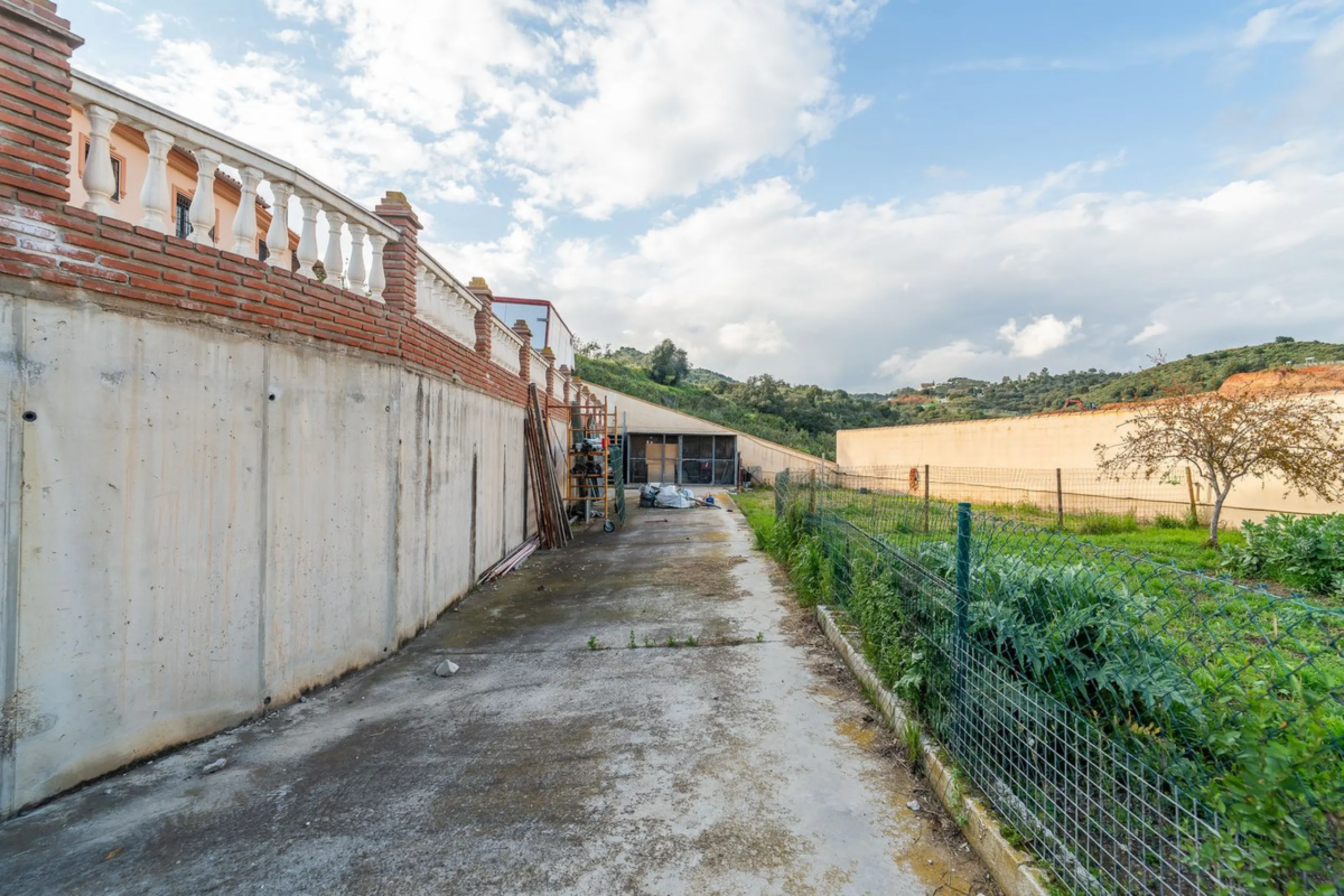 For sale: a property located in Río de las Pasadas – DS Atalaya, Mijas (Málaga) with an approximate plot size of 4,500 m², ideal for residential use, agricultural activity, or a rural project.