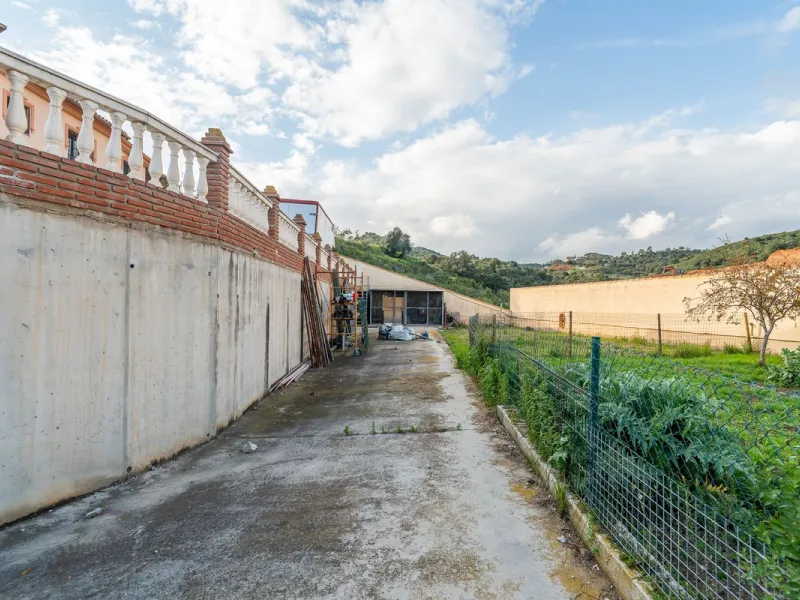 For sale: a property located in Río de las Pasadas – DS Atalaya, Mijas (Málaga) with an approximate plot size of 4,500 m², ideal for residential use, agricultural activity, or a rural project.