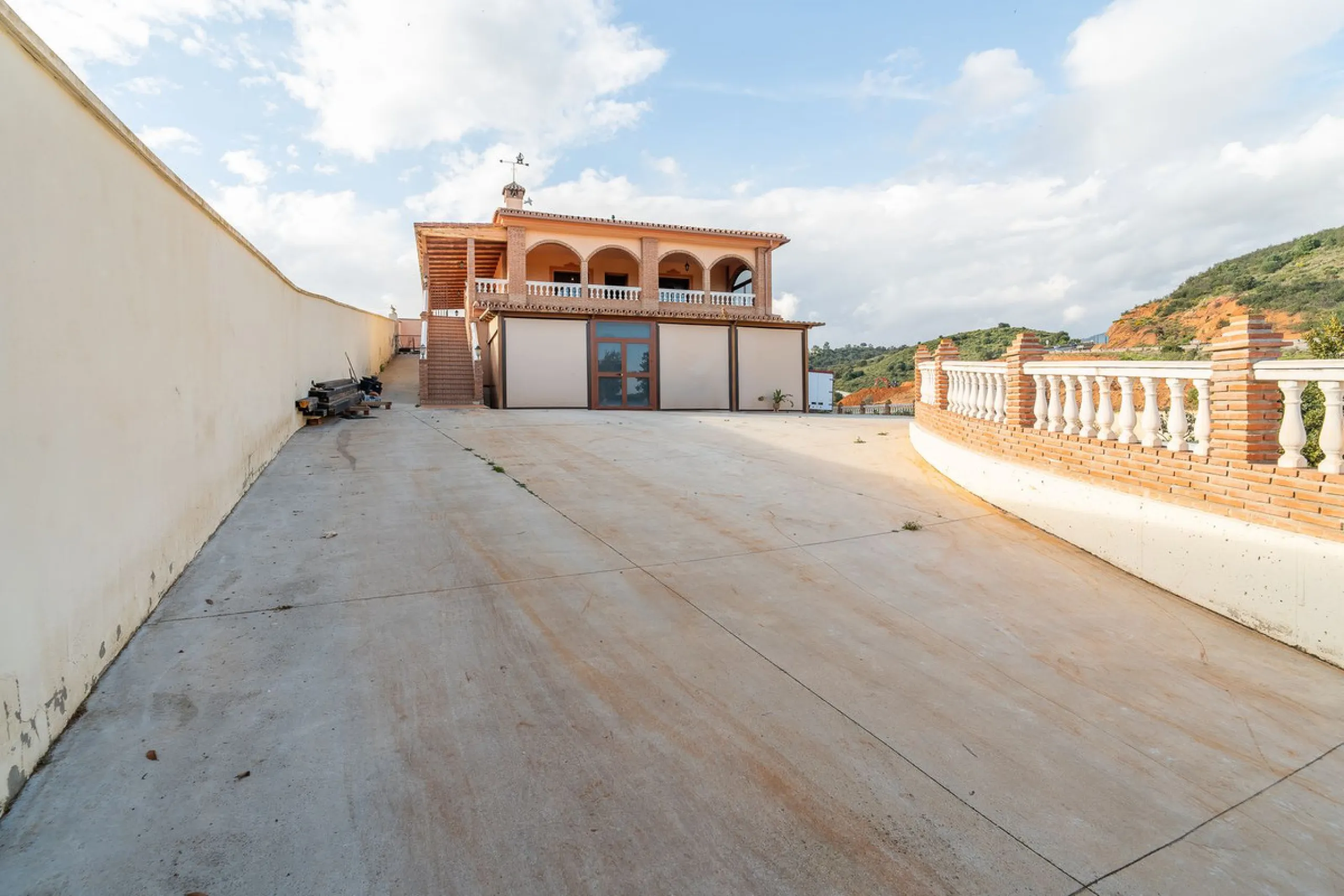 For sale: a property located in Río de las Pasadas – DS Atalaya, Mijas (Málaga) with an approximate plot size of 4,500 m², ideal for residential use, agricultural activity, or a rural project.