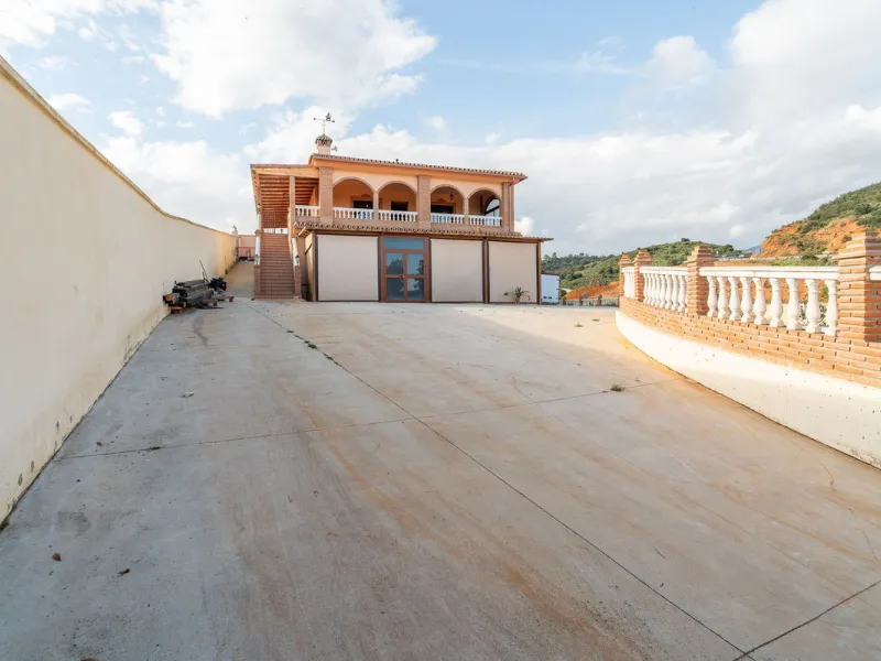For sale: a property located in Río de las Pasadas – DS Atalaya, Mijas (Málaga) with an approximate plot size of 4,500 m², ideal for residential use, agricultural activity, or a rural project.