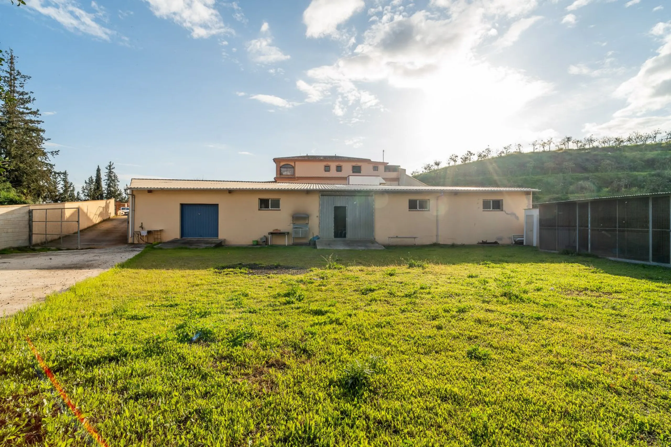For sale: a property located in Río de las Pasadas – DS Atalaya, Mijas (Málaga) with an approximate plot size of 4,500 m², ideal for residential use, agricultural activity, or a rural project.