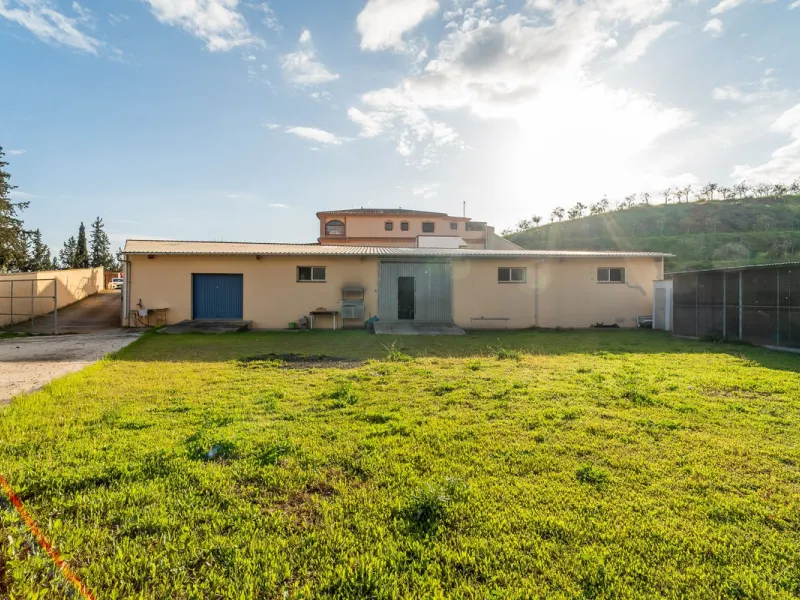 For sale: a property located in Río de las Pasadas – DS Atalaya, Mijas (Málaga) with an approximate plot size of 4,500 m², ideal for residential use, agricultural activity, or a rural project.