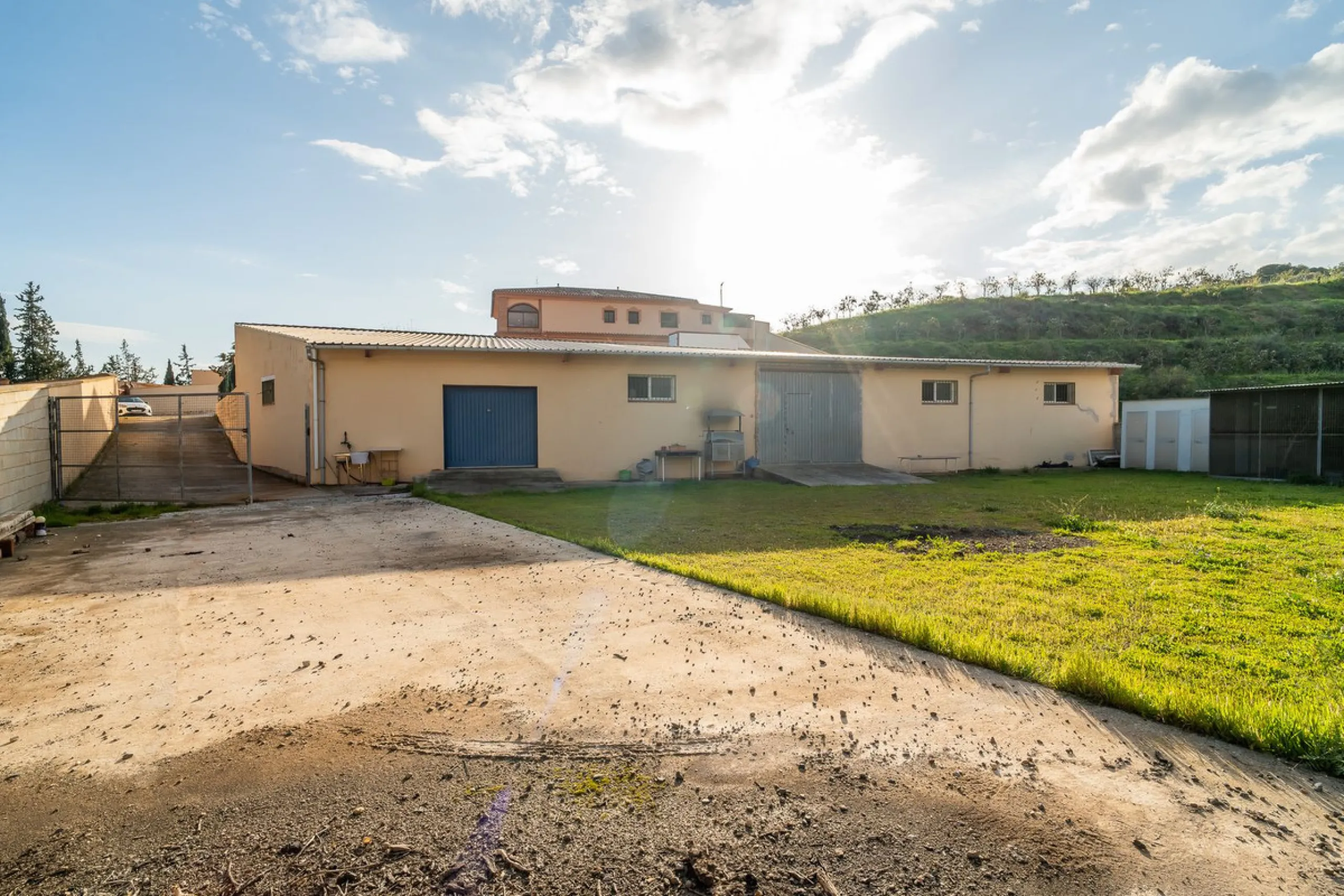 For sale: a property located in Río de las Pasadas – DS Atalaya, Mijas (Málaga) with an approximate plot size of 4,500 m², ideal for residential use, agricultural activity, or a rural project.