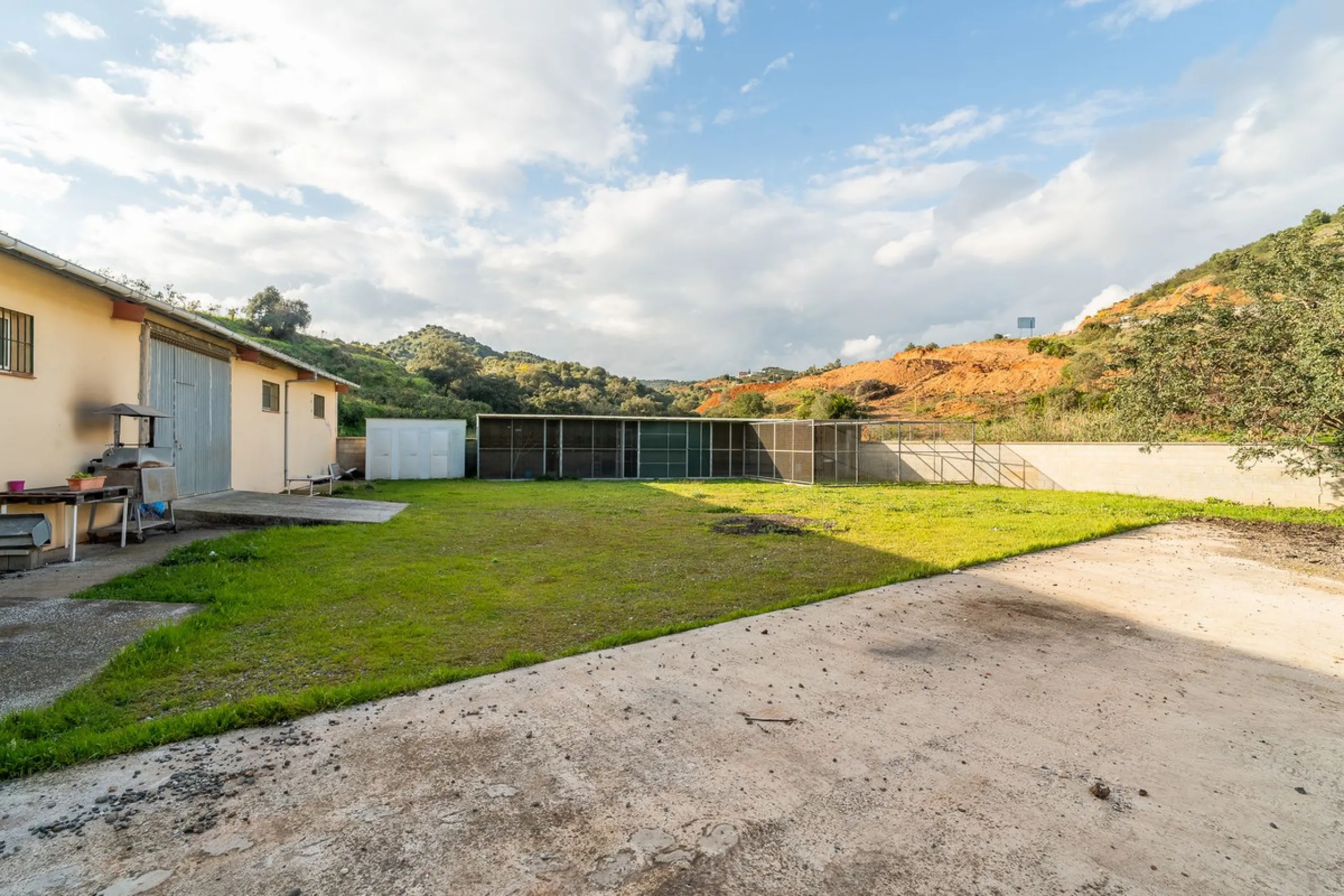 For sale: a property located in Río de las Pasadas – DS Atalaya, Mijas (Málaga) with an approximate plot size of 4,500 m², ideal for residential use, agricultural activity, or a rural project.