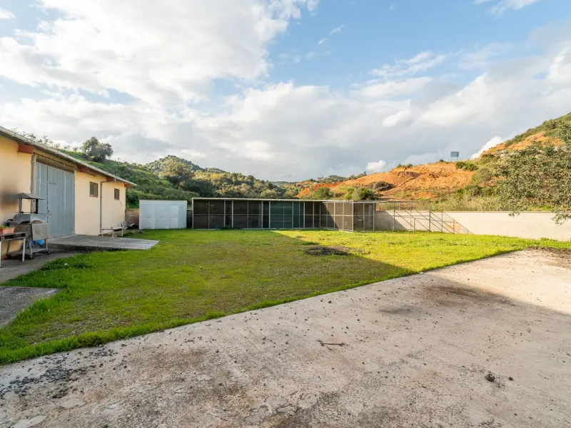 For sale: a property located in Río de las Pasadas – DS Atalaya, Mijas (Málaga) with an approximate plot size of 4,500 m², ideal for residential use, agricultural activity, or a rural project.