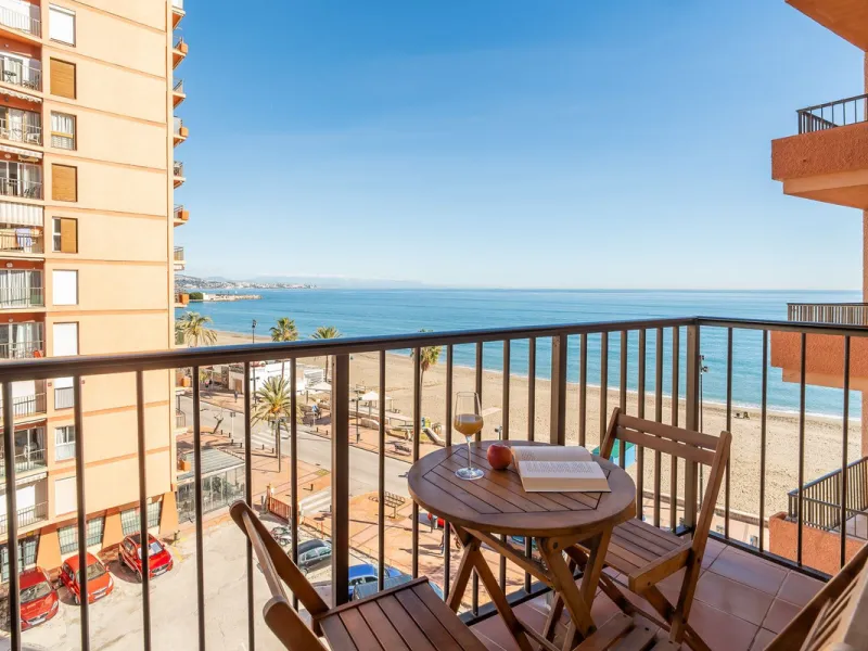 Discover this pristine, fully furnished 1-bedroom apartment in the iconic Edificio Perla 5, ideally positioned frontline beach in the very heart of Fuengirola, Málaga. Priced at €322,500, this residence offers spectacular beach and city views, combining M