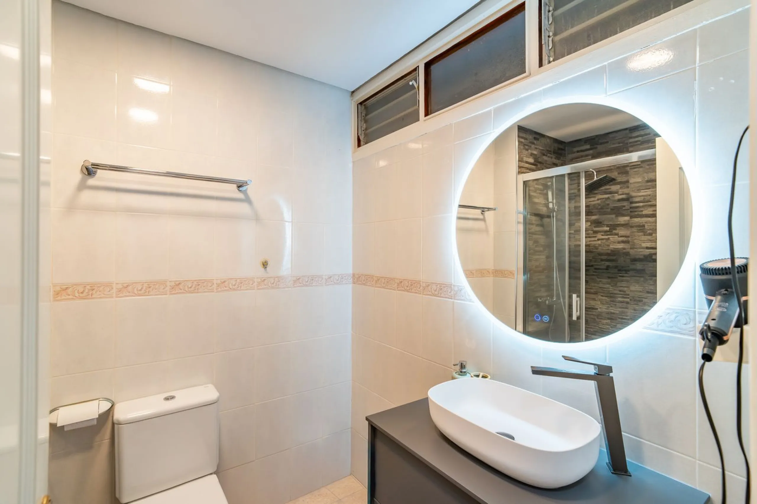 Discover this pristine, fully furnished 1-bedroom apartment in the iconic Edificio Perla 5, ideally positioned frontline beach in the very heart of Fuengirola, Málaga. Priced at €322,500, this residence offers spectacular beach and city views, combining M