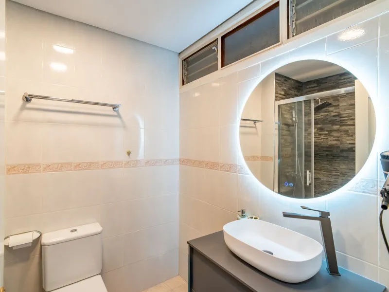 Discover this pristine, fully furnished 1-bedroom apartment in the iconic Edificio Perla 5, ideally positioned frontline beach in the very heart of Fuengirola, Málaga. Priced at €322,500, this residence offers spectacular beach and city views, combining M