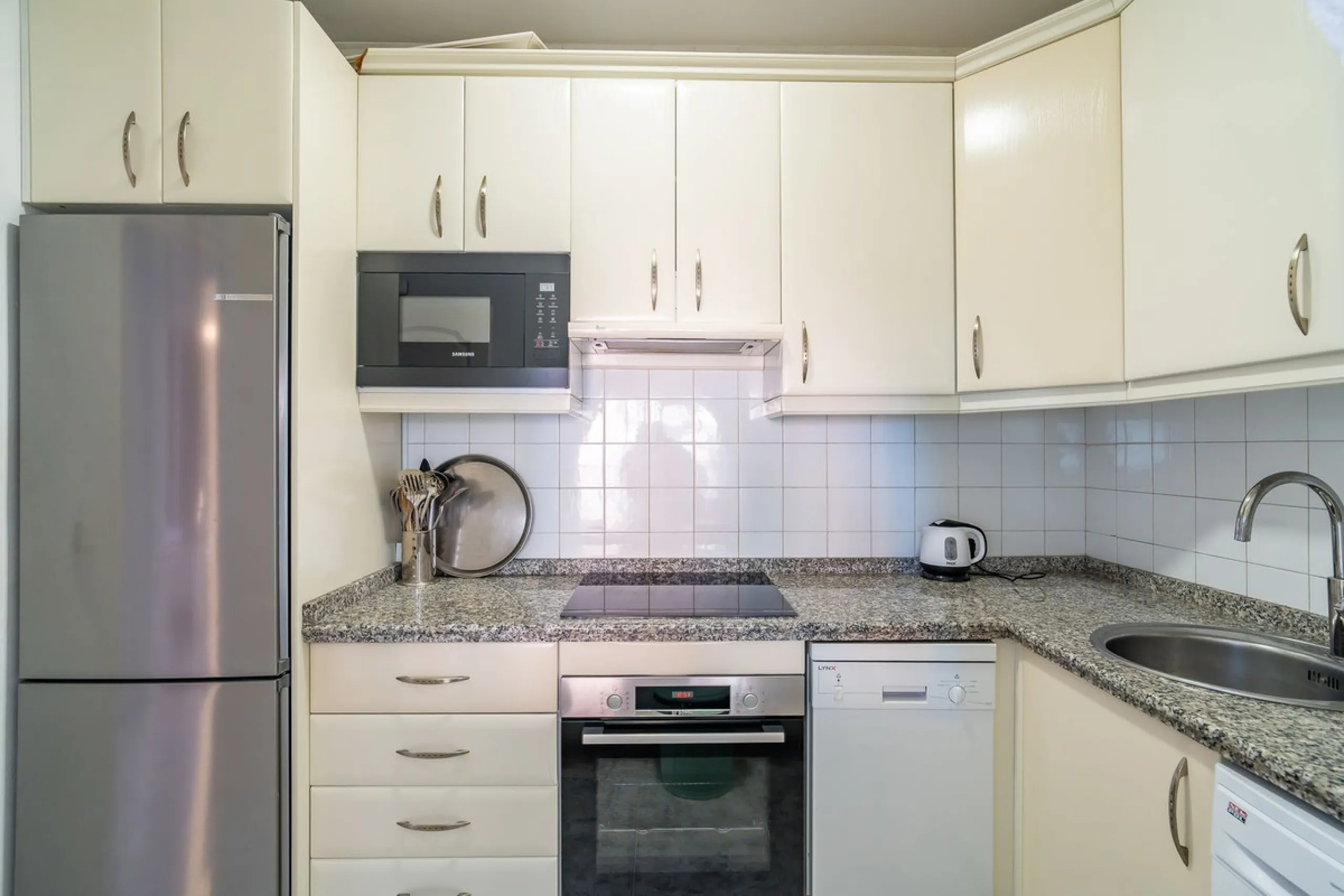 Discover this pristine, fully furnished 1-bedroom apartment in the iconic Edificio Perla 5, ideally positioned frontline beach in the very heart of Fuengirola, Málaga. Priced at €322,500, this residence offers spectacular beach and city views, combining M