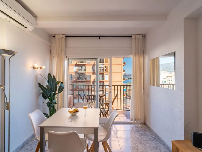 Discover this pristine, fully furnished 1-bedroom apartment in the iconic Edificio Perla 5, ideally positioned frontline beach in the very heart of Fuengirola, Málaga. Priced at €322,500, this residence offers spectacular beach and city views, combining M