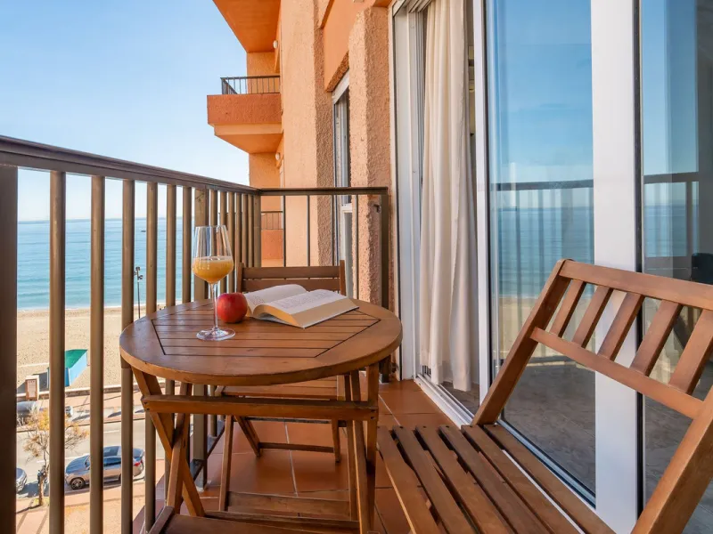 Discover this pristine, fully furnished 1-bedroom apartment in the iconic Edificio Perla 5, ideally positioned frontline beach in the very heart of Fuengirola, Málaga. Priced at €322,500, this residence offers spectacular beach and city views, combining M