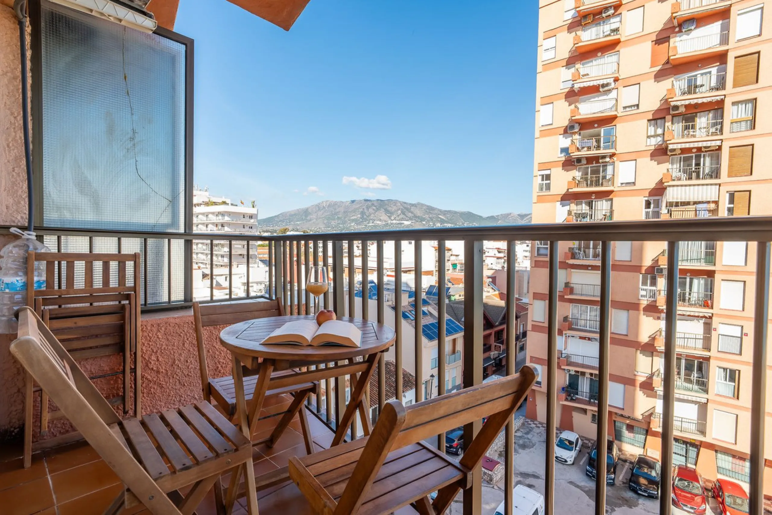 Discover this pristine, fully furnished 1-bedroom apartment in the iconic Edificio Perla 5, ideally positioned frontline beach in the very heart of Fuengirola, Málaga. Priced at €322,500, this residence offers spectacular beach and city views, combining M
