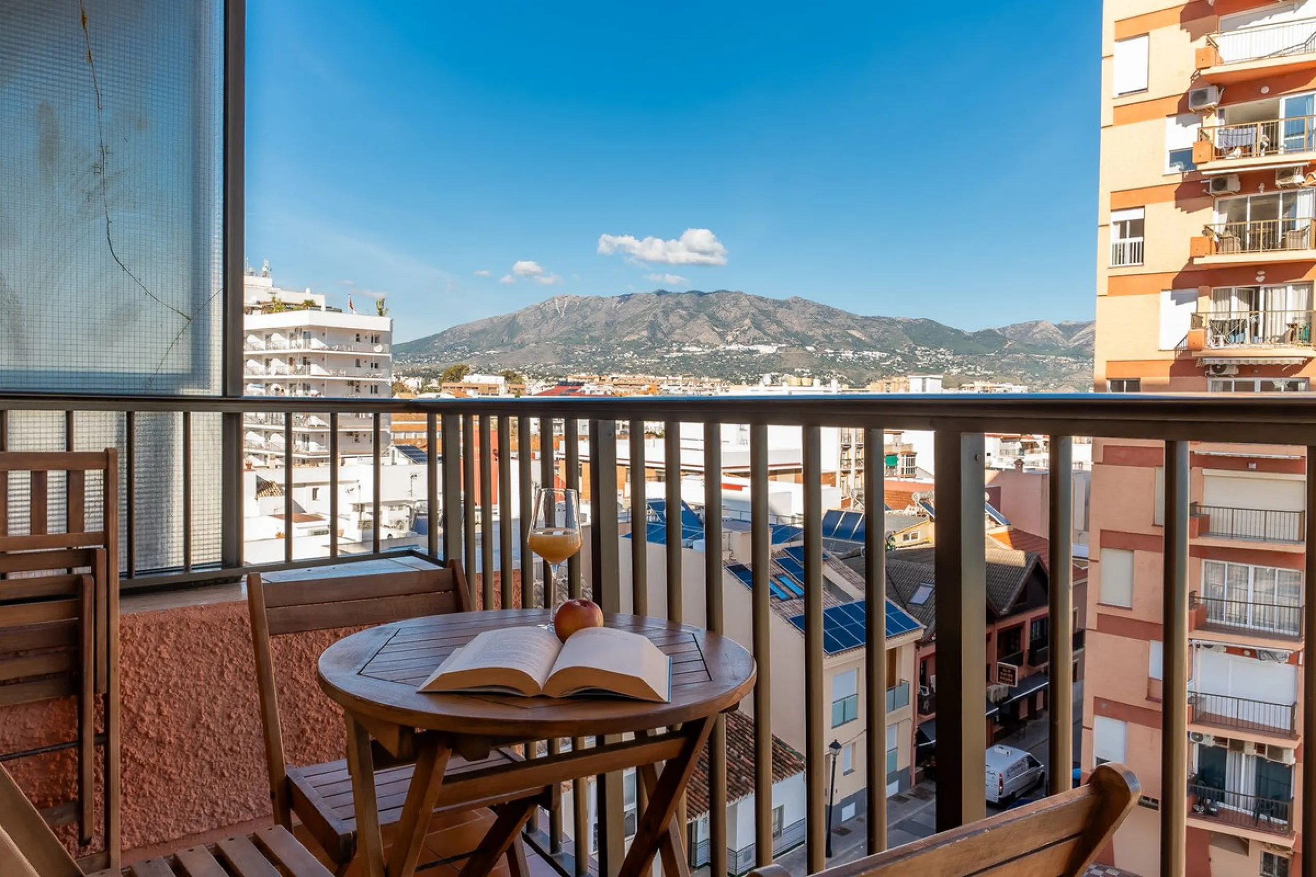 Discover this pristine, fully furnished 1-bedroom apartment in the iconic Edificio Perla 5, ideally positioned frontline beach in the very heart of Fuengirola, Málaga. Priced at €322,500, this residence offers spectacular beach and city views, combining M