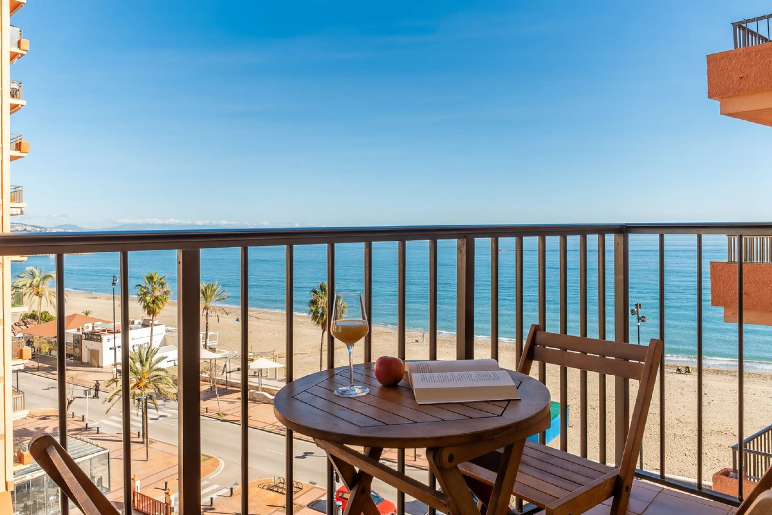Discover this pristine, fully furnished 1-bedroom apartment in the iconic Edificio Perla 5, ideally positioned frontline beach in the very heart of Fuengirola, Málaga. Priced at €322,500, this residence offers spectacular beach and city views, combining M