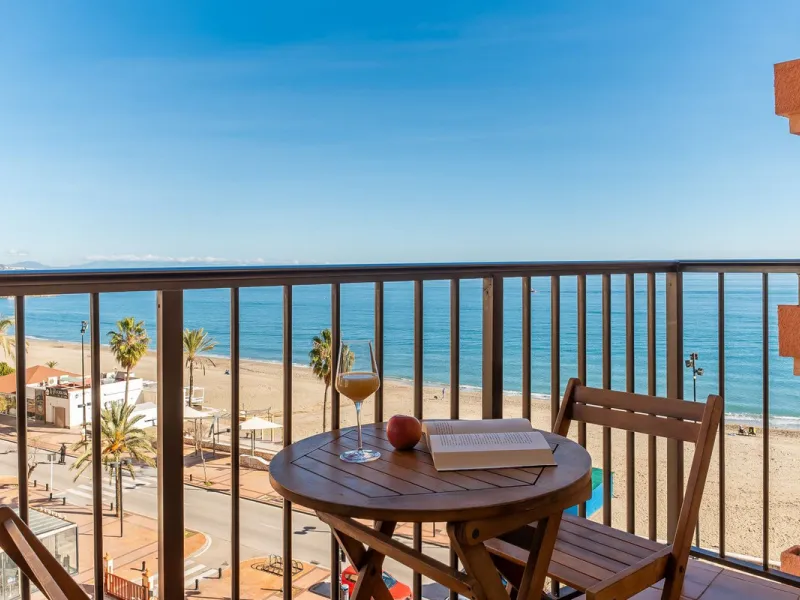 Discover this pristine, fully furnished 1-bedroom apartment in the iconic Edificio Perla 5, ideally positioned frontline beach in the very heart of Fuengirola, Málaga. Priced at €322,500, this residence offers spectacular beach and city views, combining M