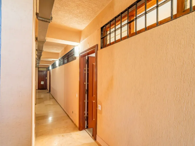 Discover this pristine, fully furnished 1-bedroom apartment in the iconic Edificio Perla 5, ideally positioned frontline beach in the very heart of Fuengirola, Málaga. Priced at €322,500, this residence offers spectacular beach and city views, combining M