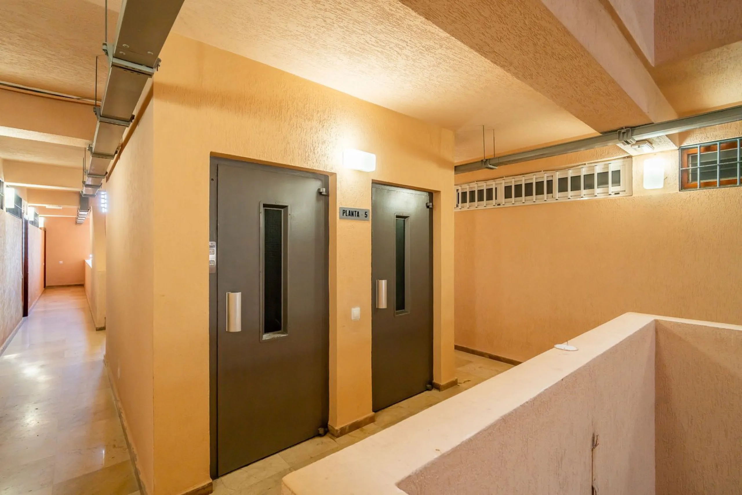 Discover this pristine, fully furnished 1-bedroom apartment in the iconic Edificio Perla 5, ideally positioned frontline beach in the very heart of Fuengirola, Málaga. Priced at €322,500, this residence offers spectacular beach and city views, combining M