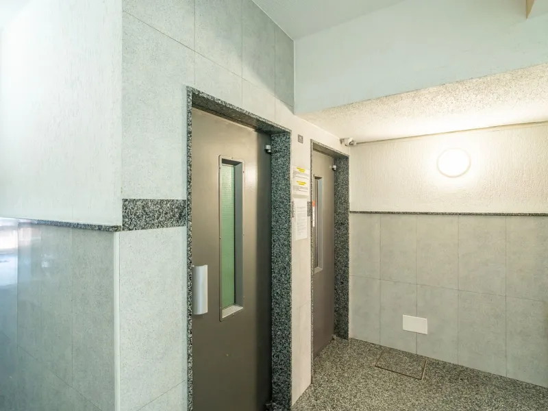 Discover this pristine, fully furnished 1-bedroom apartment in the iconic Edificio Perla 5, ideally positioned frontline beach in the very heart of Fuengirola, Málaga. Priced at €322,500, this residence offers spectacular beach and city views, combining M