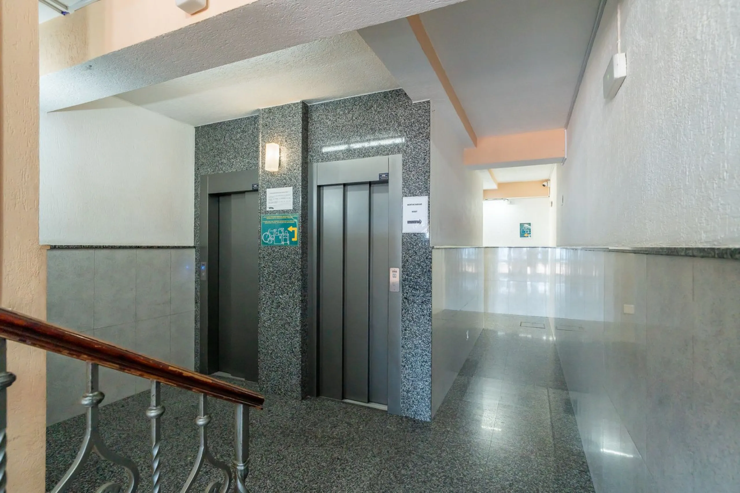Discover this pristine, fully furnished 1-bedroom apartment in the iconic Edificio Perla 5, ideally positioned frontline beach in the very heart of Fuengirola, Málaga. Priced at €322,500, this residence offers spectacular beach and city views, combining M