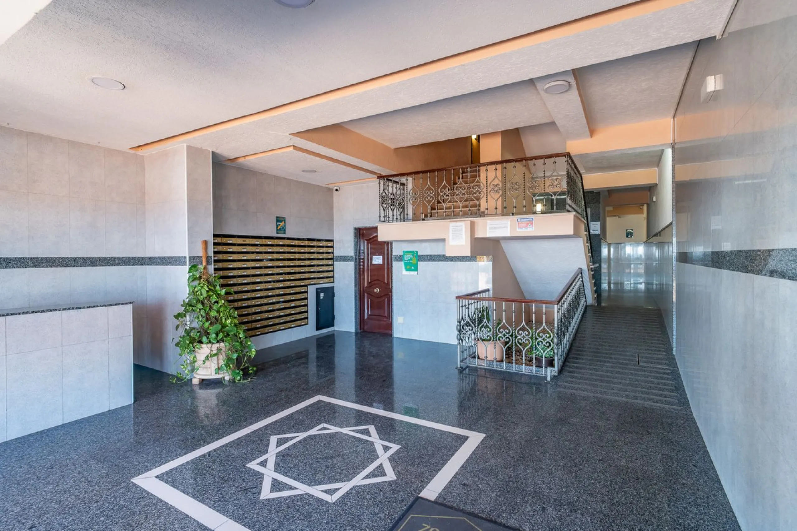 Discover this pristine, fully furnished 1-bedroom apartment in the iconic Edificio Perla 5, ideally positioned frontline beach in the very heart of Fuengirola, Málaga. Priced at €322,500, this residence offers spectacular beach and city views, combining M