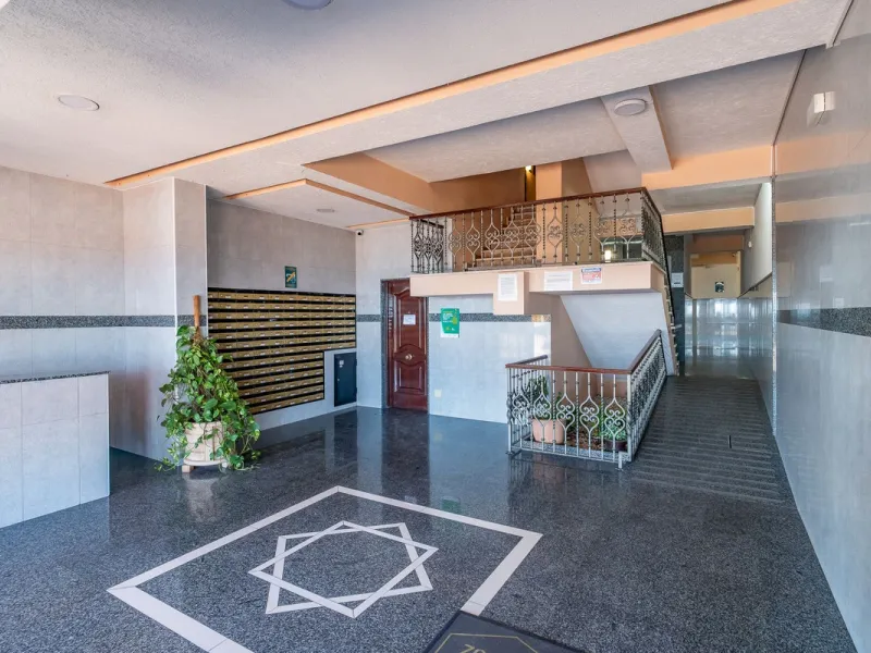 Discover this pristine, fully furnished 1-bedroom apartment in the iconic Edificio Perla 5, ideally positioned frontline beach in the very heart of Fuengirola, Málaga. Priced at €322,500, this residence offers spectacular beach and city views, combining M