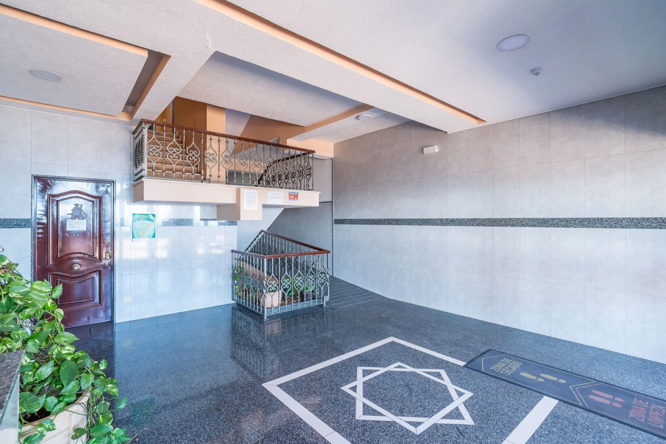 Discover this pristine, fully furnished 1-bedroom apartment in the iconic Edificio Perla 5, ideally positioned frontline beach in the very heart of Fuengirola, Málaga. Priced at €322,500, this residence offers spectacular beach and city views, combining M