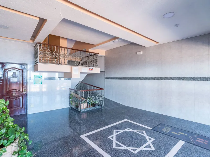 Discover this pristine, fully furnished 1-bedroom apartment in the iconic Edificio Perla 5, ideally positioned frontline beach in the very heart of Fuengirola, Málaga. Priced at €322,500, this residence offers spectacular beach and city views, combining M