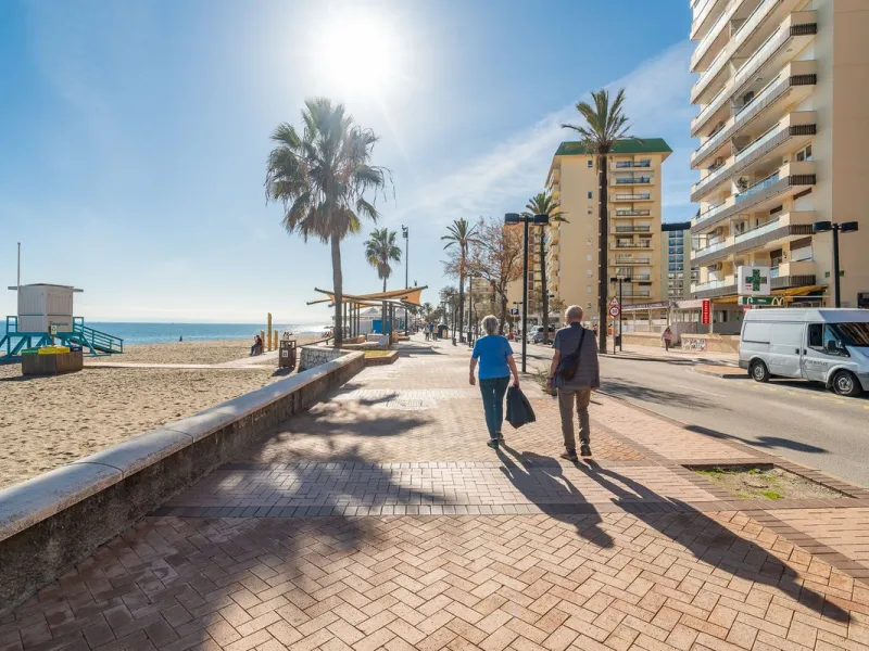 Discover this pristine, fully furnished 1-bedroom apartment in the iconic Edificio Perla 5, ideally positioned frontline beach in the very heart of Fuengirola, Málaga. Priced at €322,500, this residence offers spectacular beach and city views, combining M