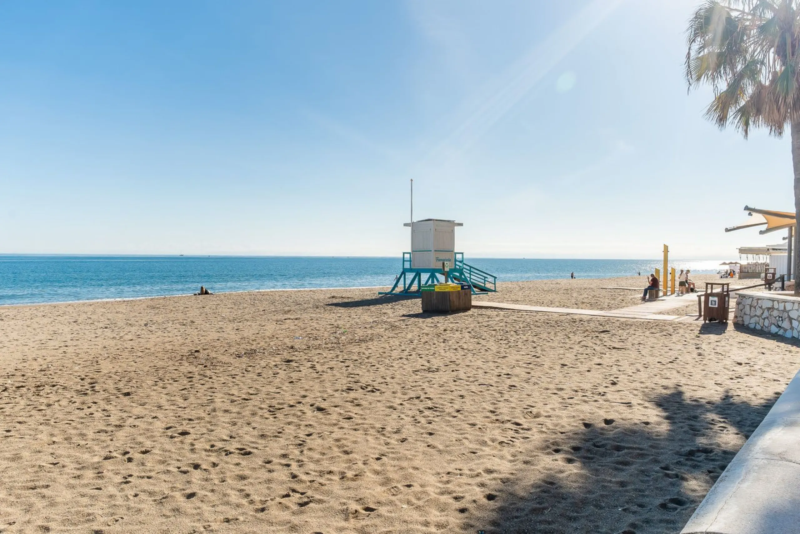 Discover this pristine, fully furnished 1-bedroom apartment in the iconic Edificio Perla 5, ideally positioned frontline beach in the very heart of Fuengirola, Málaga. Priced at €322,500, this residence offers spectacular beach and city views, combining M
