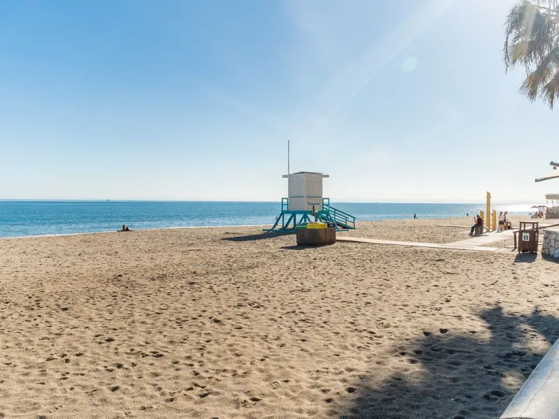 Discover this pristine, fully furnished 1-bedroom apartment in the iconic Edificio Perla 5, ideally positioned frontline beach in the very heart of Fuengirola, Málaga. Priced at €322,500, this residence offers spectacular beach and city views, combining M